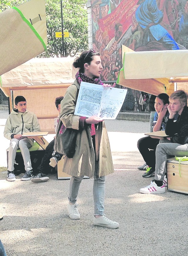 Uczniowie będą się uczyć w przenośnych ławkach