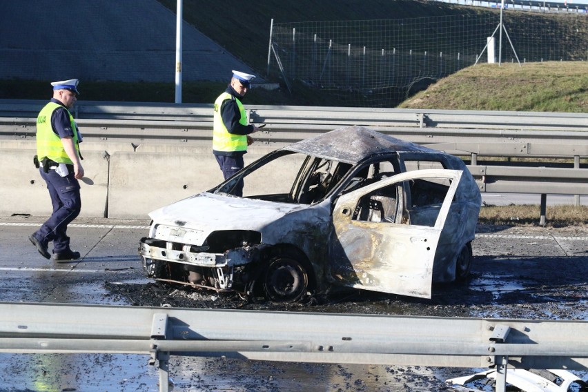 Śmiertelny wypadek na A4 we Wrocławiu. Człowiek spłonął w aucie 