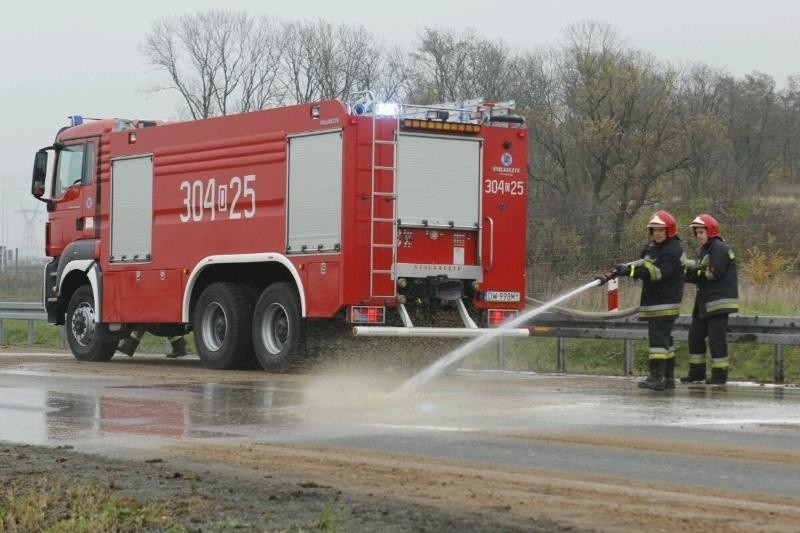 Wielki smród na AOW. Z ciężarówki wysypał się... gnój (ZDJĘCIA)