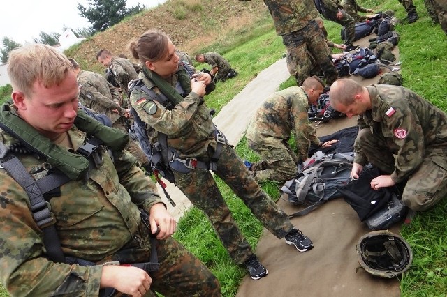 Desant komandosów z Polski, Niemiec i Kanady