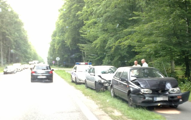W środę około godziny 12 w Koszalinie na wyjeździe w kierunku Kołobrzegu  i Mielna zderzyły się trzy samochody. Skutecznie zahamowały ruch, przez co powstał potężny korek. 