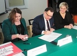 Umowę na unijne dofinansowanie zakupy specjalistycznego sprzętu podpisali 1 grudnia dyrektor szpitala w Nowym Mieście nad Pilicą Joanna Czerwińska (z lewej) i marszałek Adam Struzik.