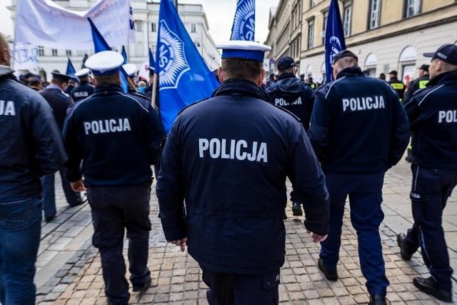 Komenda Wojewódzka Policji w Bydgoszczy przesłała nam średnie zarobki brutto funkcjonaruszy według stopni. Ile zarabiają w naszym regionie kursant, policjant, referent, dzielnicowy, detektyw, specjalista, naczelnik, komendant komisariatu, komendant powiatowy? Kto dostał podwyżkę? Odpowiedzi na następnych slajdach.