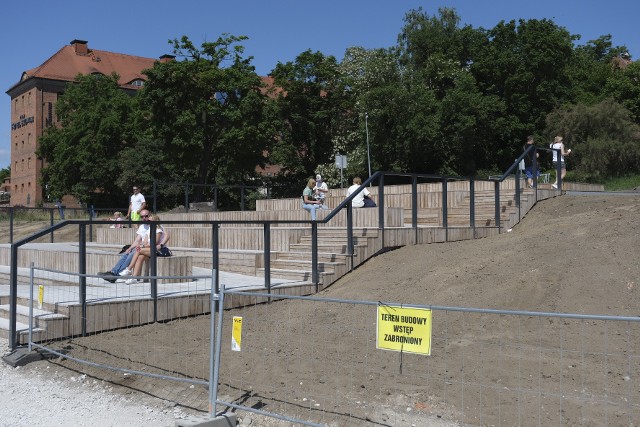 Od 1 czerwca udostępniono zejście na Bulwar Filadelfijski przez Bramę Klasztorną. To nie jedyne zmiany nad Wisłą, niebawem mają zakończyć się prace nad pawilonami.