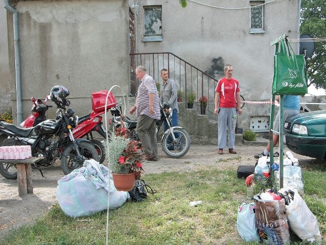 Pożar wybuchł w jednym z mieszkań domu, w którym mieszkały osoby samotne i w trudnej  sytuacji materialnej. Policja, na wniosek gminy, odstąpiła od ścigania nieumyślnego sprawcy. Ogień zniszczył znaczną  część dachu, poddasza, a także uszkodził kilka lokali socjalnych.