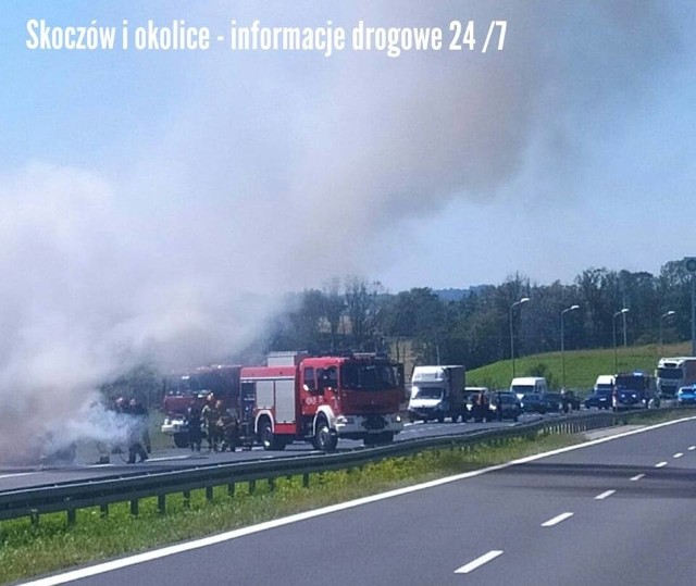 Pożar policyjnego radiowozu w Gumnej na Śląsku Cieszyńskim.Zobacz kolejne zdjęcia. Przesuwaj zdjęcia w prawo - naciśnij strzałkę lub przycisk NASTĘPNE