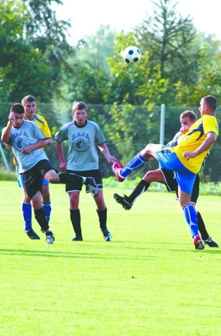 W Juchnowcu piłkarze Magnata (żółte koszulki) wygrali 2:0 z Piastem Białystok.