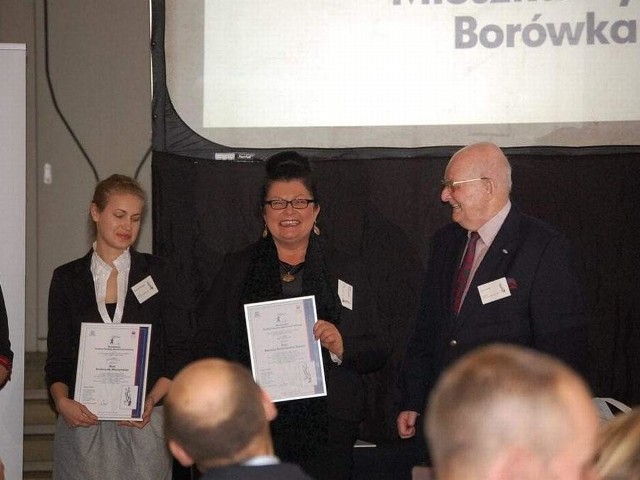 Renata Borowiecka-Gutsze (w środku) z wyróżnieniem na uroczystości rozdania nagród