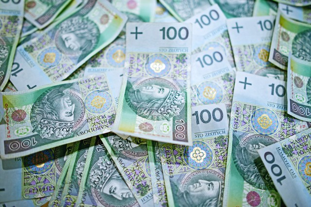 Jeden z pracowników starostwa w Namysłowie przez wiele miesięcy przelewał pieniądze z urzędu na swoje konta.