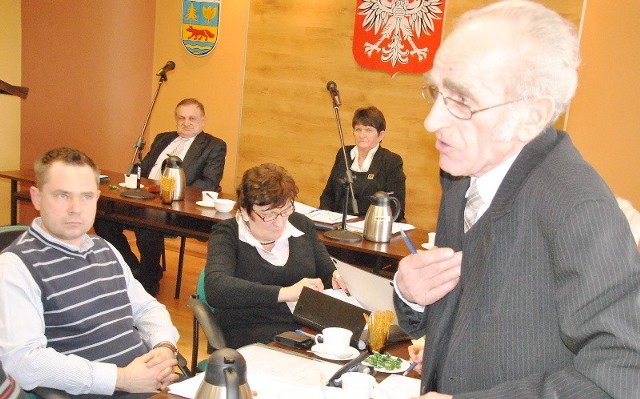 Za likwidacją szkoły w Wielkim Wełcz zagłosował nawet mieszkający tam Hanryk Makowski (z prawej strony)
