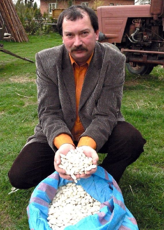 Nasz jasiek jest dorodny, dlatego na 100 gramów wchodzi od 30 do 50 sztuk - pokazuje Wacław Pyrkosz, prezes Stowarzyszenia.