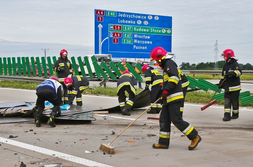 Karambol na A4 przy węźle Bielany. Potężne utrudnienia po zderzeniu ciężarówki i 3 aut osobowych