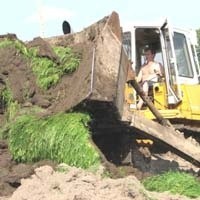 Awantura rolnika z drogowcami wstrzymała pracę na kilka godzin. Po południu sprzęt pracował normalnie, choć pod okiem ochrony.