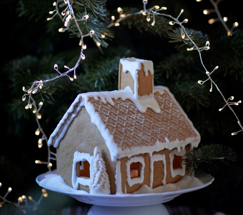 Uroczy domek z piernika, którego nie może zabraknąć wśród świątecznych dekoracji