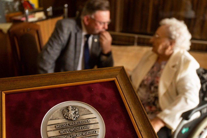 W imieniu marszałka województwa Piotra Całbeckiego medal...