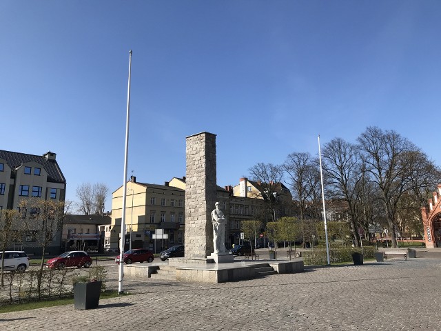 Flagi na masztach na placu Zwycięstwa w Słupsku pojawiają się tylko w czasie uroczystości państwowych i rocznic. Przed delegaturą PUW powiewają cały czas