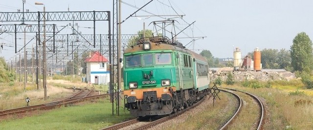 Jeden z ostatnich pociągów pospiesznych "Gwarek" do Katowic sfotografowany w Kobylnicy