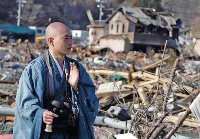 Mnich buddyjski zanoszący modły za dusze ofiar marcowego tsunami, które spustoszyło północne obszary Japonii Fot. PAP/EPA/Dennis M. Sabangan