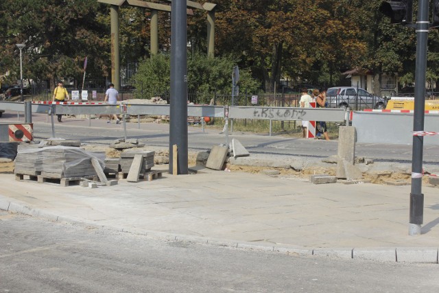 Stare płyty chodnikowe położone między Kościuszki i Piotrkowską zostaną w tym miejscu na dłużej