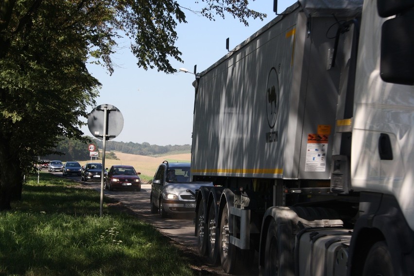 Trwa remont ulicy Głubczyckiej. Kierowcy stojący w korku, to...