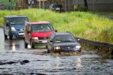 Główne ulice Bydgoszczy zostały zalane, bo studzienki kanalizacyjne nie dały rady [ZDJĘCIA]