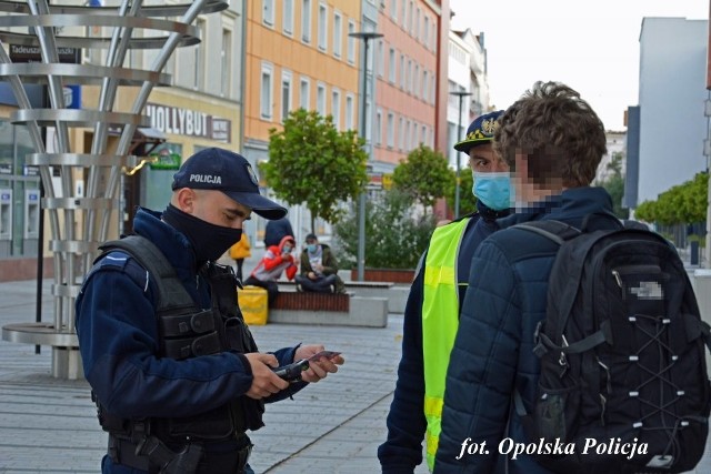 Opolscy policjanci każdego dnia kontrolują osoby przebywające na kwarantannie oraz przestrzeganie reżimu sanitarnego.