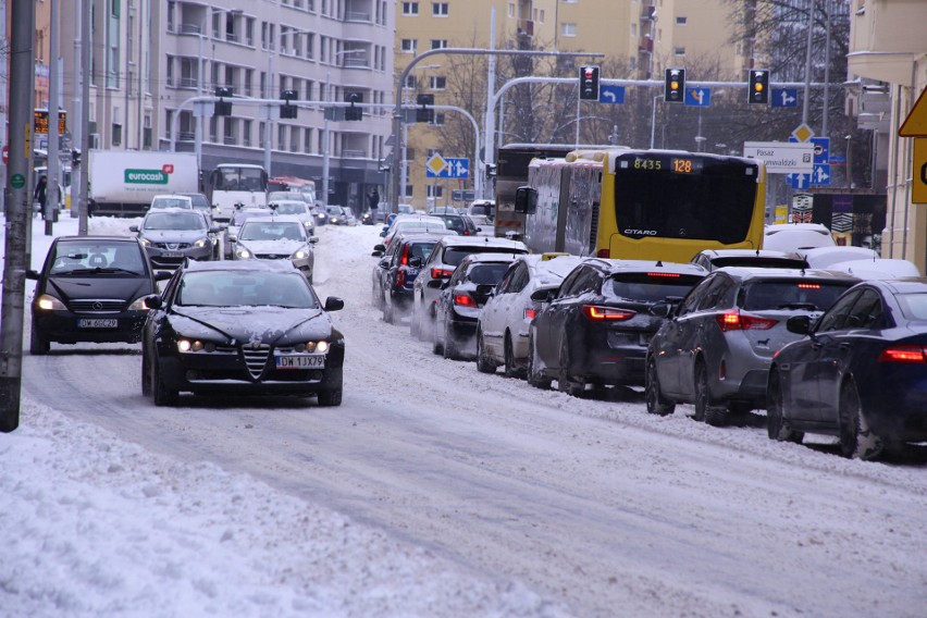 Zima we Wrocławiu. Raport drogowy, komunikacja miejska (13.02.2021)