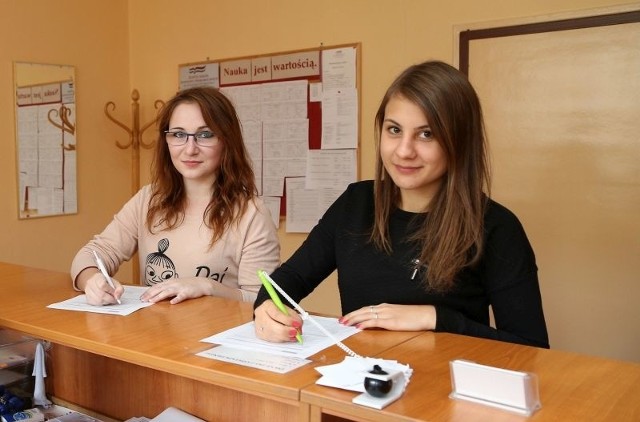 Agata Muklewicz (z lewej) i Martyna Kułak z ZSHE wybierając przedmioty w swoich wstępnych deklaracjach kierowały się wymogami uczelni, na które się wybierają