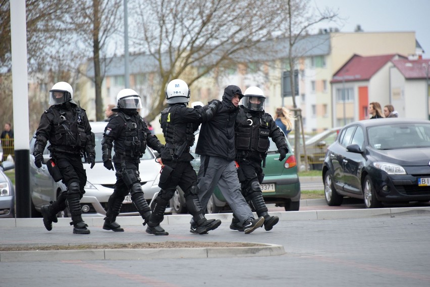 Zamieszki z policją w okolicach ulicy Barszczańskiej....
