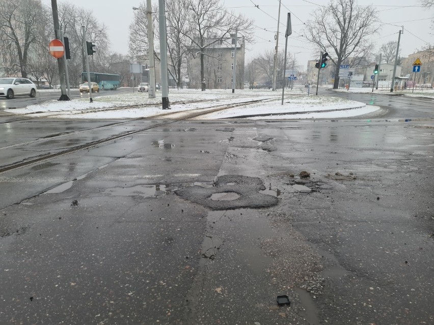 Dziura na skrzyżowaniu ulic Grudziądzkiej, Warneńczyka i...