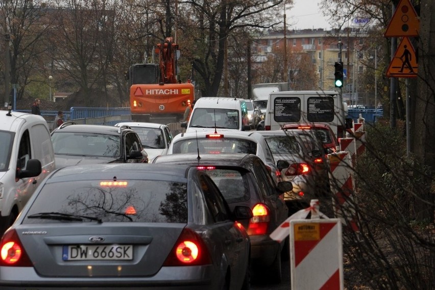 Krzyki stanęły rano w wielkim korku. Wszystko przez światła na Wałbrzyskiej (ZDJĘCIA)