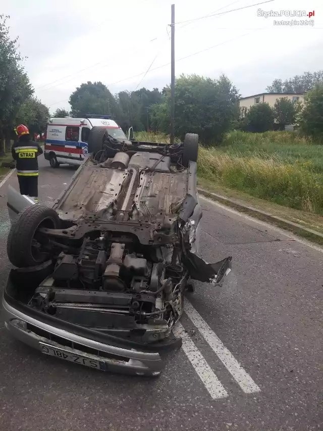 Kierowca dachował, bo do samochodu wleciał mu szerszeń