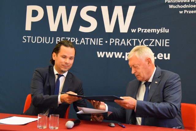 Umowę o współpracy podpisali dr Paweł Trefler, rektor PWSW w Przemyślu oraz prof. dr hab. inż. Tadeusz Markowski rektor Politechniki Rzeszowskiej.