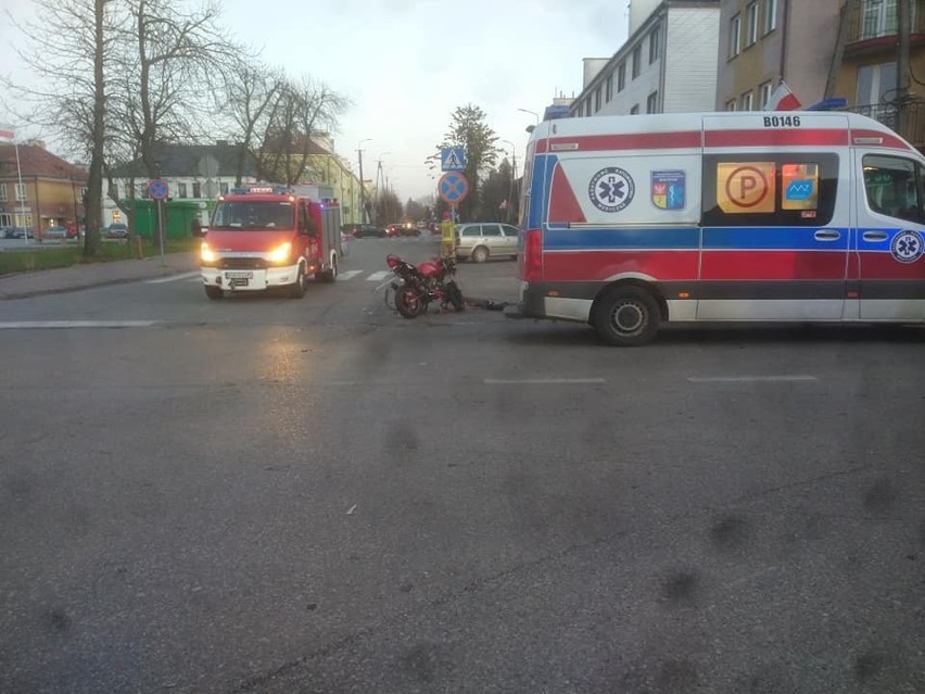 Dąbrowa Białostocka. Motocyklista zderzył się z osobówką w centrum miasta. Kierowca jednośladu trafił do szpitala [ZDJĘCIA]