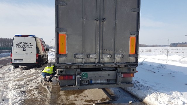 Uszkodzona belka i tylna lampa zespolona naczepy trzymały się na trytytkach - plastikowych opaskach zaciskowych. Taki sposób „naprawy” usterek zastosował litewski przewoźnik. Jego ciężarówkę skontrolowali inspektorzy podlaskiej Inspekcji Transportu Drogowego. Naczepa przewożąca lody z Litwy do Niemiec została wycofana z ruchu do czasu prawidłowej naprawy.Fot. ITD