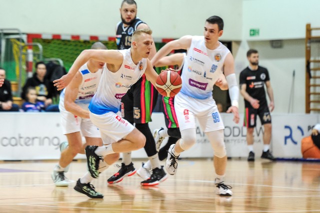 Koszykarze Weegree AZS-u Politechniki Opolskiej wygrali po raz czwarty w sezonie, i po raz czwarty u siebie.