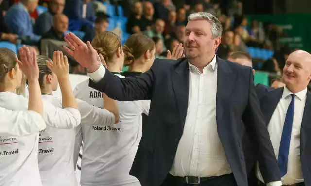 (Dla Krzysztofa Szewczyka to już ósmy sezon w roli trenera lubelskiej drużyny. Najpierw pracował w „Kozim Grodzie” w latach 2014-2017, a na ławkę AZS-u wrócił w roku 2019. Jego asystentem pozostanie Marek Lebiedziński)