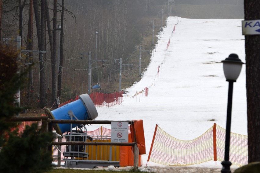 Właściciele świętokrzyskich stacji narciarskich oburzeni decyzją rządu. Ponieśli olbrzymie koszty. Zobacz filmy