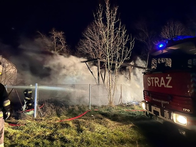 W wyniku pożaru doszczętnie spłonęła stodoła oraz częściowo stojący obok niej niezamieszkały dom