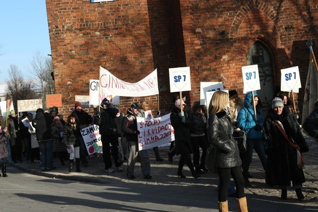 Protest przeciwko likwidacji słupskich szkół.