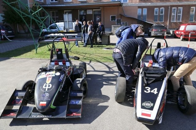 Jacek Kotyński (z prawej) i Szymon Polak, uczniowie ZST, wzięli udział w imprezie Technicy-magicy. Pokazali cuda z drewna.