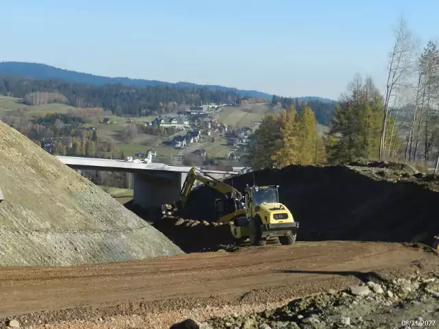 Budowany odcinek zakopianki Rdzawka - Nowy Targ. Na zdjęciu wykonanie podbudowy zasadniczej w Lasku