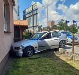 BMW wypadło z drogi i staranowało ogrodzenie posesji w Tarnobrzegu. Kierowca był trzeźwy (ZDJĘCIA)