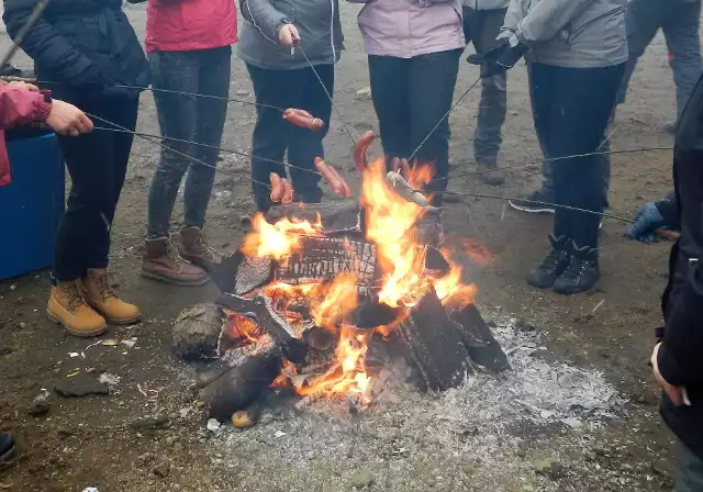 Ognisko w plenerze to czysta przyjemność, ale przy okazji nie zanieczyszczaj środowiska, nie dym sąsiadom.