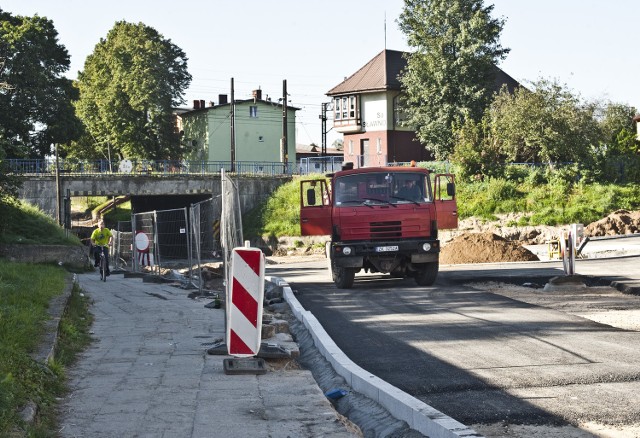 Ulica Koszalińska w Sławnie już oficjalnie oddana do użytku, ale pod pobliskim wiaduktem wciąż toczą się prace