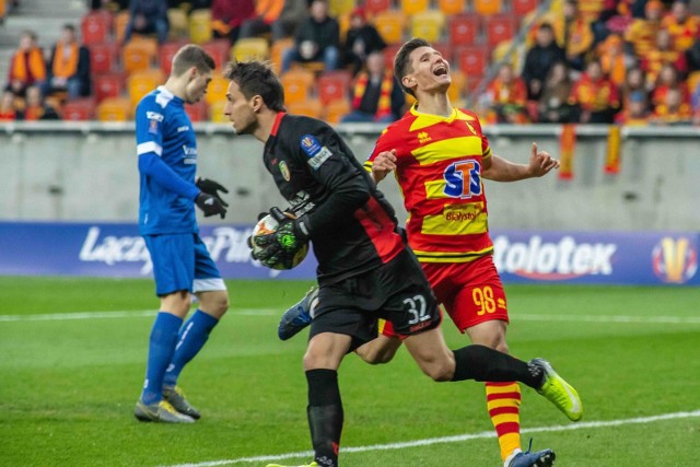 Jagiellonia Białystok pokonała we wtorek Miedź Legnica 2:1 i awansowała do finału Pucharu Polski. Białostoczanie czekają na rywala, którym będzie ktoś z dwójki Raków Częstochowa - Lechia Gdańsk. Finał zostanie rozegrany 2 maja na PGE Narodowy w Warszawie