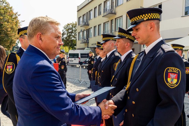 Komendant Straży Miejskiej w Białymstoku awansował 23 strażników, a 93 pracowników i funkcjonariuszy otrzymało nagrody za wzorową i nienaganną służbę.
