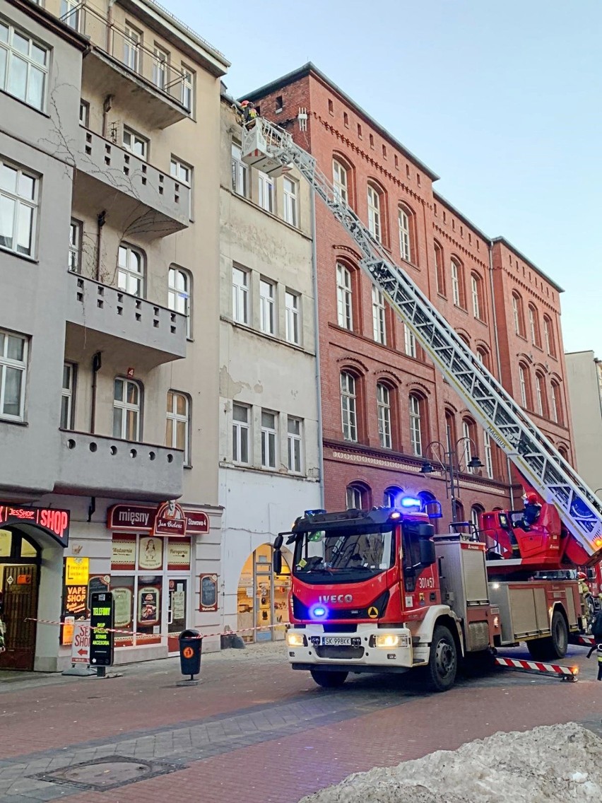 Katowice: przy Stawowej spada tynk z kamienicy. Na pomoc...