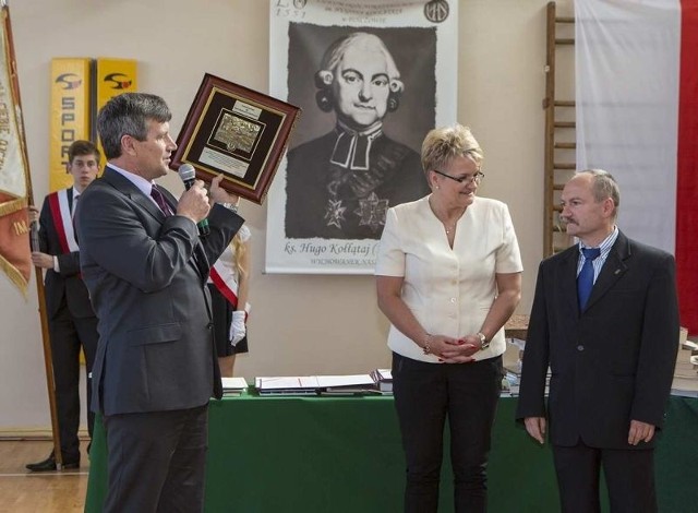 Gratulacje i grawerton odebrał od starosty Zbigniewa Kierkowskiego Człowiek 25-lecia Powiatu Pińczowskiego Aleksander Staniszew.
