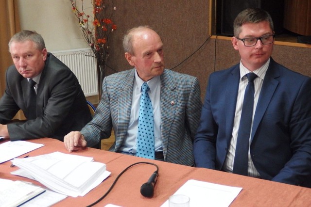 Adrian Malinowski, przewodniczący Rady Miejskiej w Wąchocku ( z prawej), chce mikrofonów i mównicy.